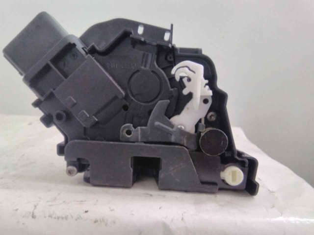 VOLVO 31253917 Cerradura de la puerta trasera derecha  en stock Terrassa