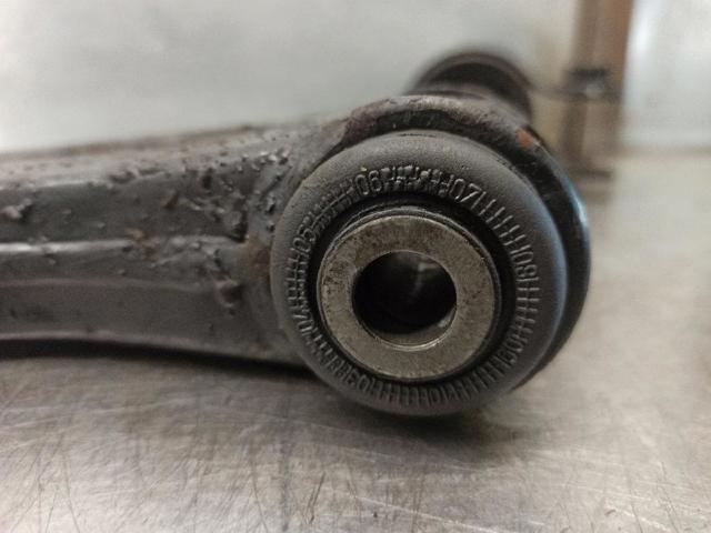 31277465 Brazo inferior derecho de la suspensión delantera  disponible Burgos