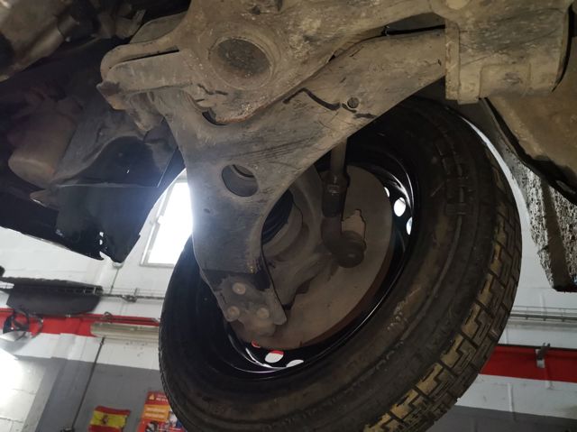 Brazo inferior derecho de la suspensión delantera 31277465 VOLVO