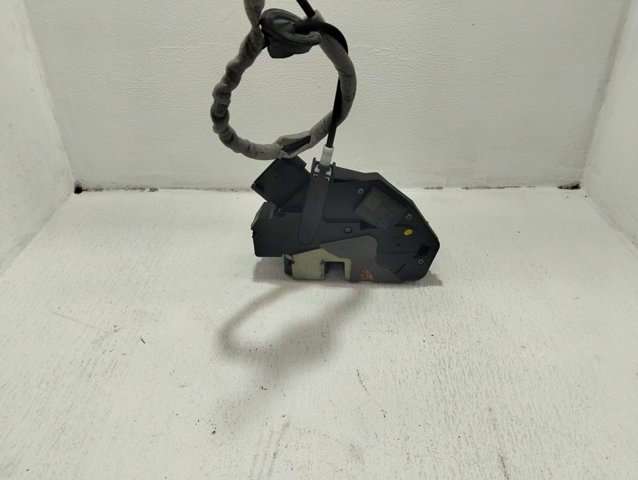 31301739 VOLVO Cerradura de puerta delantera derecha  disponible Ourense