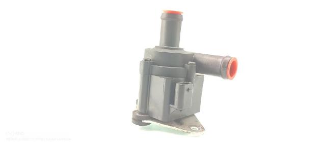 Bomba de agua eléctrica auxiliar 31338211 VOLVO