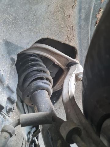 Brazo inferior izquierdo de la suspensión delantera 31360644 VOLVO