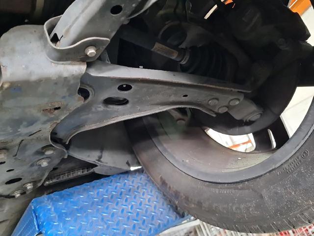 Brazo inferior izquierdo de la suspensión delantera 32221283 VOLVO