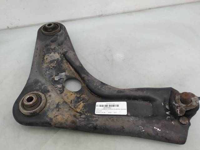 3520R7 Brazo inferior izquierdo de la suspensión delantera  en stock Granada