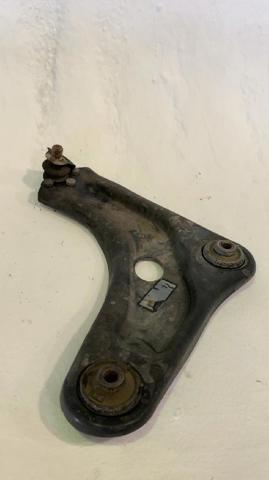 3520R7 Brazo inferior izquierdo de la suspensión delantera  en stock Castellón