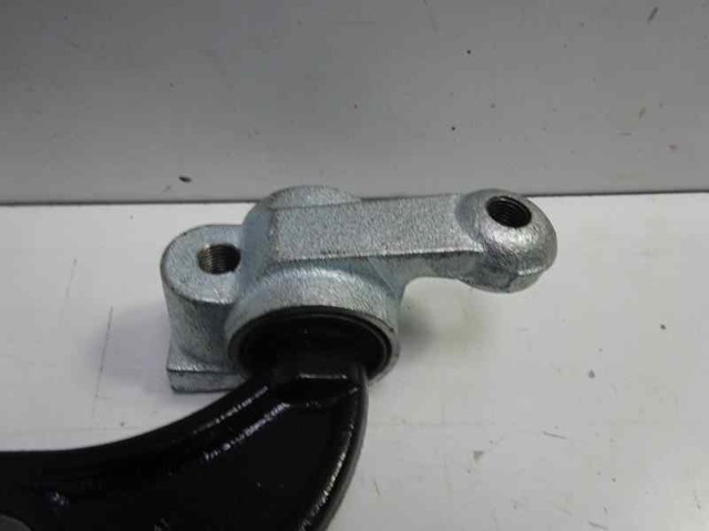 3520R8 Brazo inferior izquierdo de la suspensión delantera  en stock Castellón