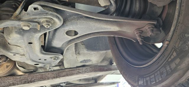 3520V1 Brazo inferior izquierdo de la suspensión delantera comprar Almería