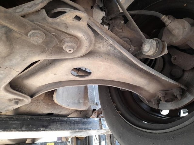 3520V1 Brazo inferior izquierdo de la suspensión delantera  en stock Castellón