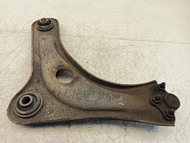 3520V1 Brazo inferior izquierdo de la suspensión delantera  en stock Castellón