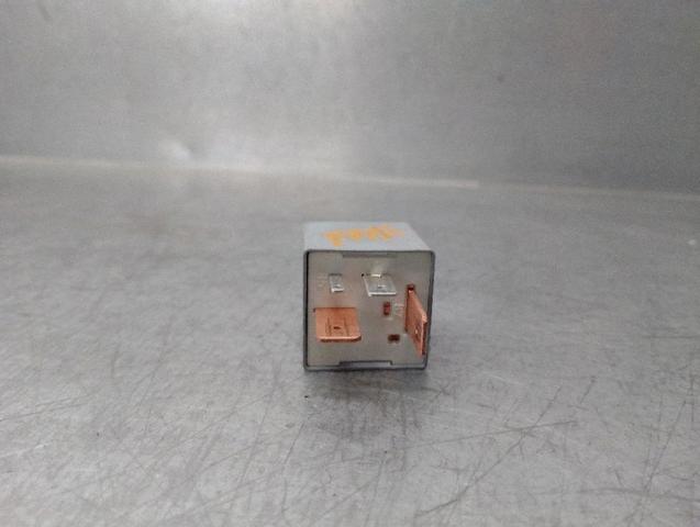 Relé de bujía de precalentamiento Skoda Octavia 1U2