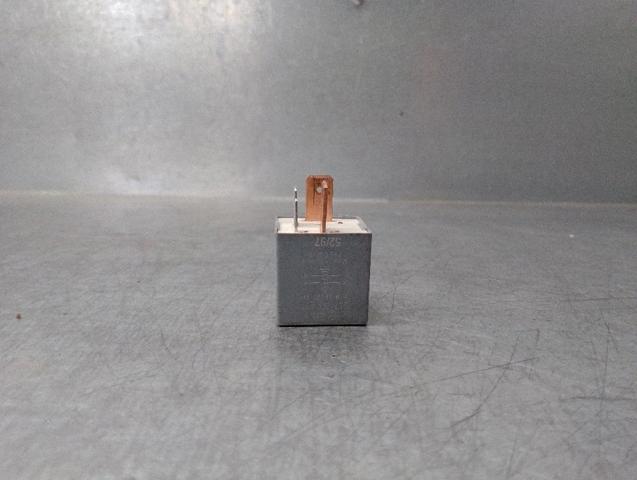 Relé de bujía de precalentamiento Skoda Octavia 1U2