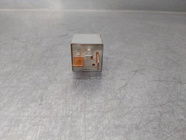 Relé de bujía de precalentamiento Skoda Octavia 1U2