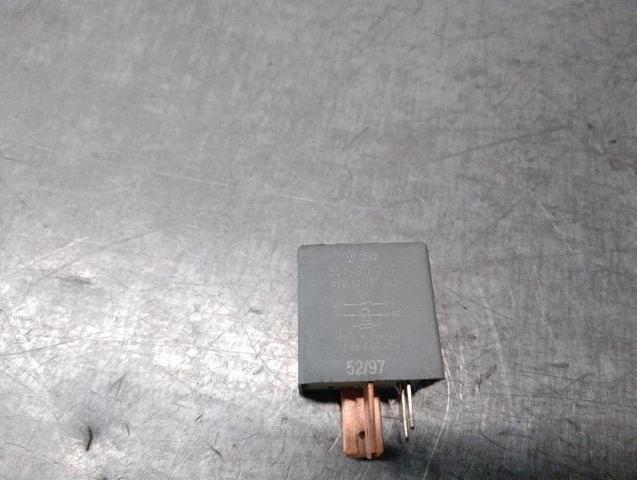 Relé de bujía de precalentamiento Skoda Octavia 1U2