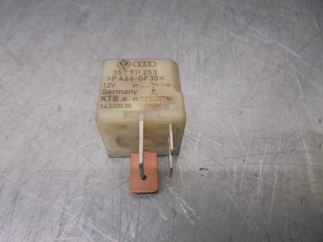 Relé de bujía de precalentamiento Skoda Octavia 1U2