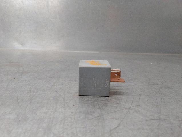 Relé de bujía de precalentamiento Skoda Octavia 1U2