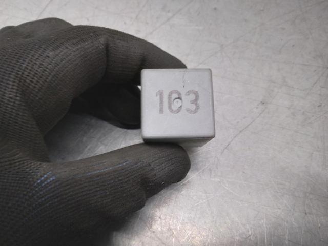 Relé de bujía de precalentamiento Skoda Octavia 1U2