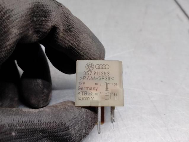 Relé de bujía de precalentamiento Skoda Octavia 1U2