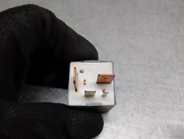 Relé de bujía de precalentamiento Skoda Octavia 1U2