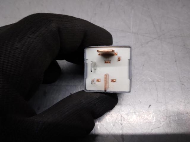 Relé de bujía de precalentamiento Skoda Octavia 1U2