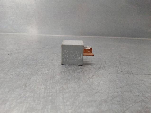Relé de bujía de precalentamiento Skoda Octavia 1U2