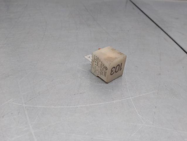 Relé de bujía de precalentamiento Skoda Octavia 1U2