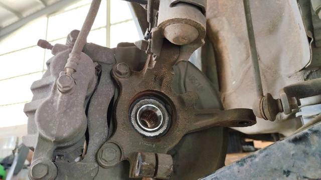 Muñón del eje, soporte de rueda, delantero derecho 3870A008 MITSUBISHI