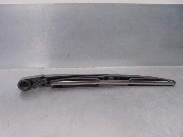 3882165J00 Brazo del limpiaparabrisas trasero  disponible Utrera