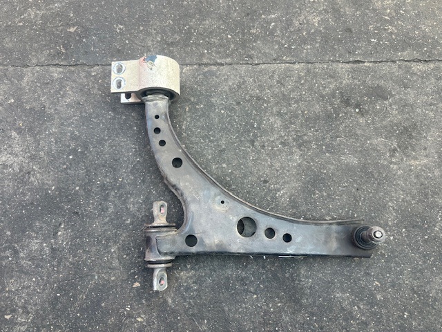 39021472 Brazo inferior izquierdo de la suspensión delantera  en stock Granada
