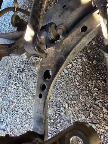 39021472 Brazo inferior izquierdo de la suspensión delantera  disponible Utrera