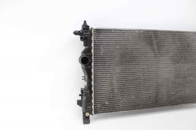 39074664 Radiador de refrigeración del motor  disponible Burgos