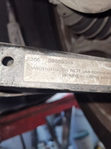 39089344 Brazo inferior izquierdo de la suspensión delantera  disponible Málaga