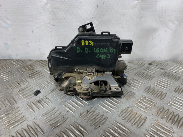 3B1837016 Cerradura de puerta delantera derecha  disponible Utrera