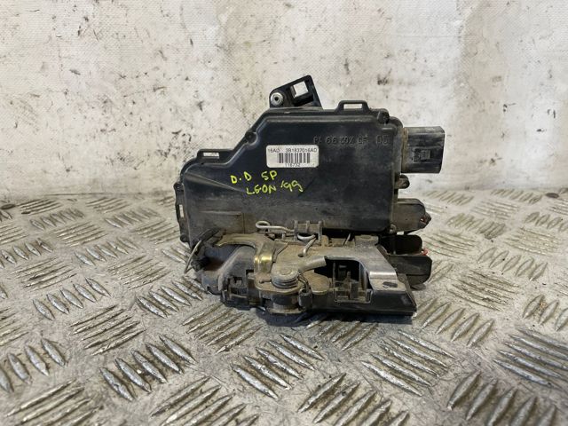 3B1837016AD Cerradura de puerta delantera derecha  disponible Utrera