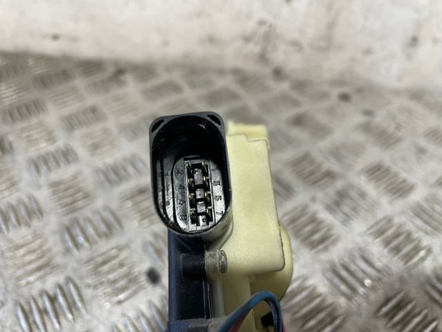 3B1837016CA Cerradura de puerta delantera derecha  disponible Utrera