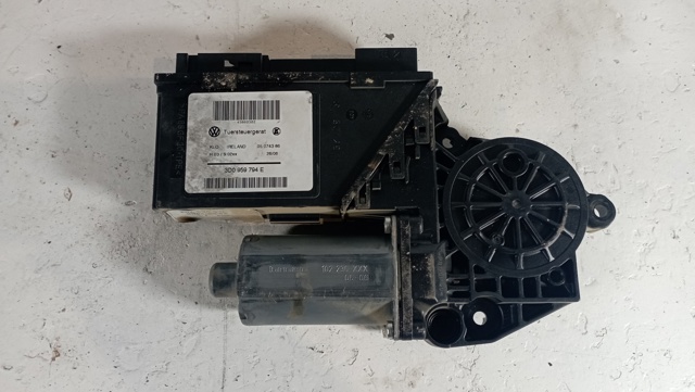 3D0959794E Motor del elevalunas de la puerta trasera derecha  en stock Castellón