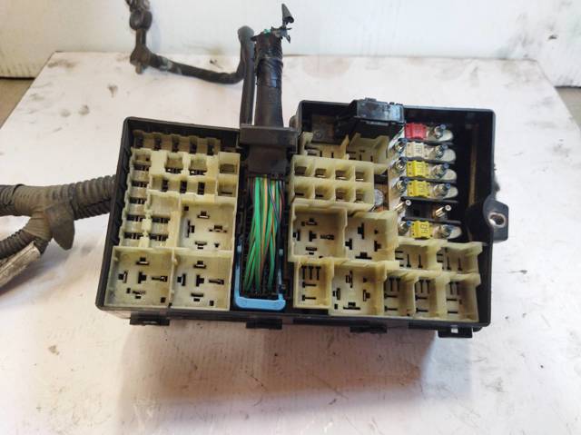 3M5T14A142AB FORD Carcasa de la caja de fusibles  disponible Ourense