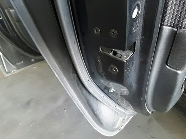 Cerradura de puerta trasera izquierda 3N6AA26413BP Mazda