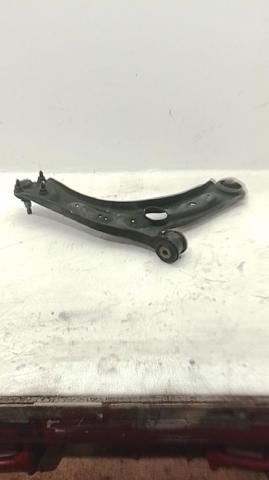 3Q0407152F Brazo inferior derecho de la suspensión delantera  disponible Utrera
