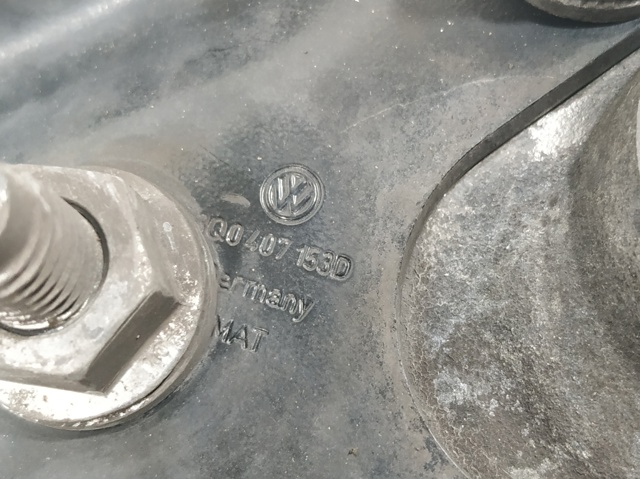 3Q0407153D Brazo inferior izquierdo de la suspensión delantera  disponible Málaga
