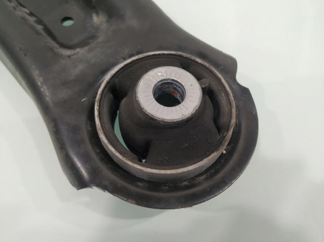 3Q0407153D VAG Brazo inferior izquierdo de la suspensión delantera  disponible Vigo