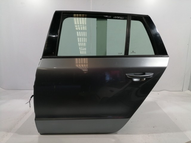 Puerta trasera izquierda 3T9833055 VAG/Skoda