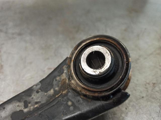 4010A148 Brazo superior derecho de la suspensión delantera comprar Girona