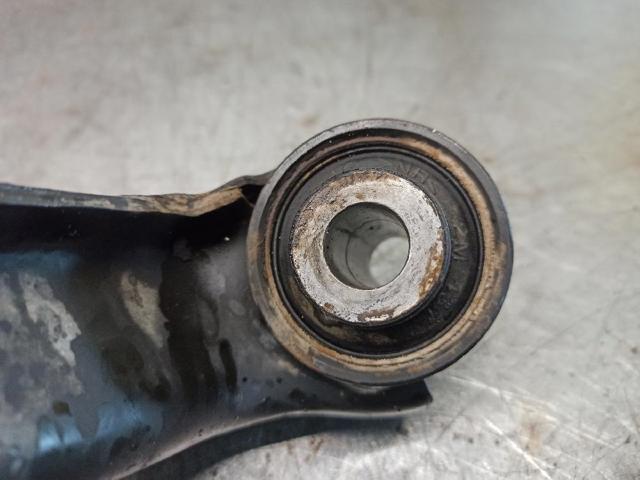 MITSUBISHI 4013A647 Brazo inferior izquierdo de la suspensión delantera  en stock Valencia