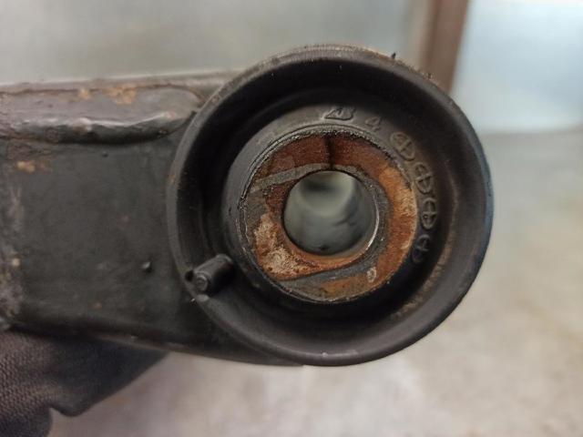 4013A647 MITSUBISHI Brazo inferior izquierdo de la suspensión delantera  en stock Huelva