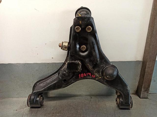 MITSUBISHI 4013A647 Brazo inferior izquierdo de la suspensión delantera  disponible España