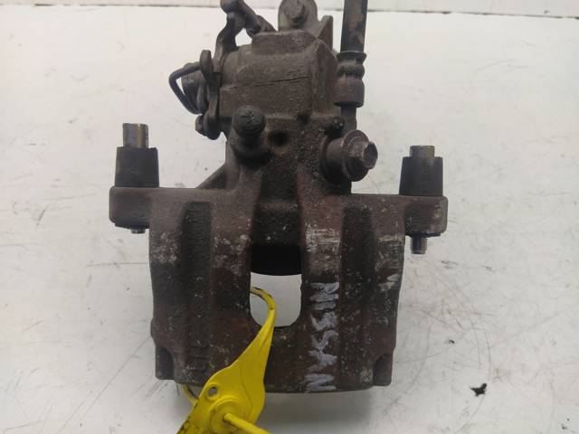 Pinza de freno trasera izquierda 44011AV700 Nissan