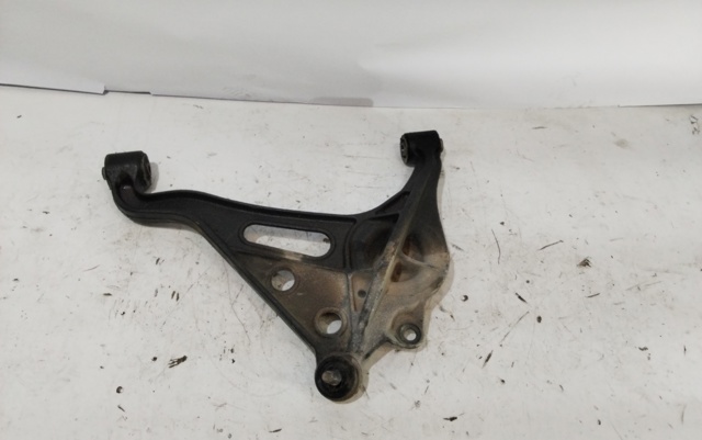 Brazo inferior derecho de la suspensión delantera 4520167D01 SUZUKI