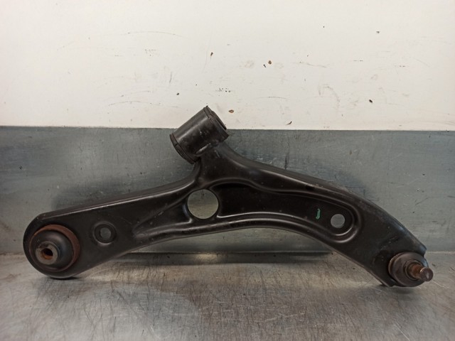 Brazo inferior derecho de la suspensión delantera 4520172K00 SUZUKI