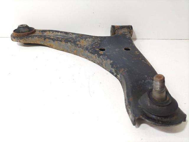 Brazo inferior derecho de la suspensión delantera 4520178K00000 SUZUKI