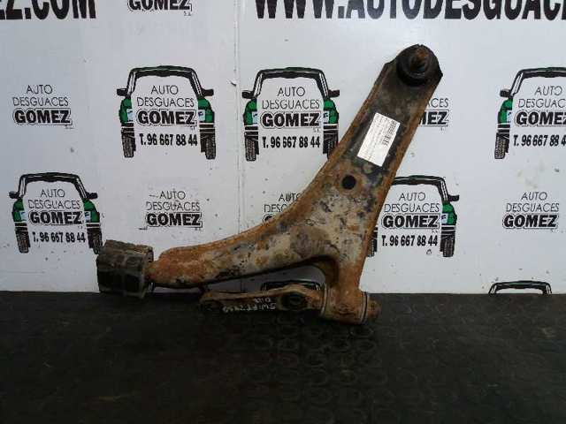 Brazo inferior izquierdo de la suspensión delantera 4520260E01000 SUZUKI
